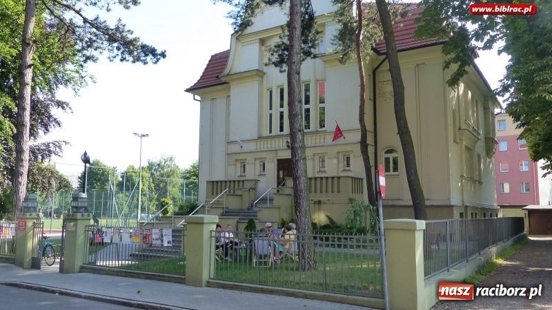 Zdjęcie w galerii na portalu naszraciborz.pl: Spotkania Dyskusyjnych Klubów Książki w Zaczytanym Ogrodzie wiadomości z regionu