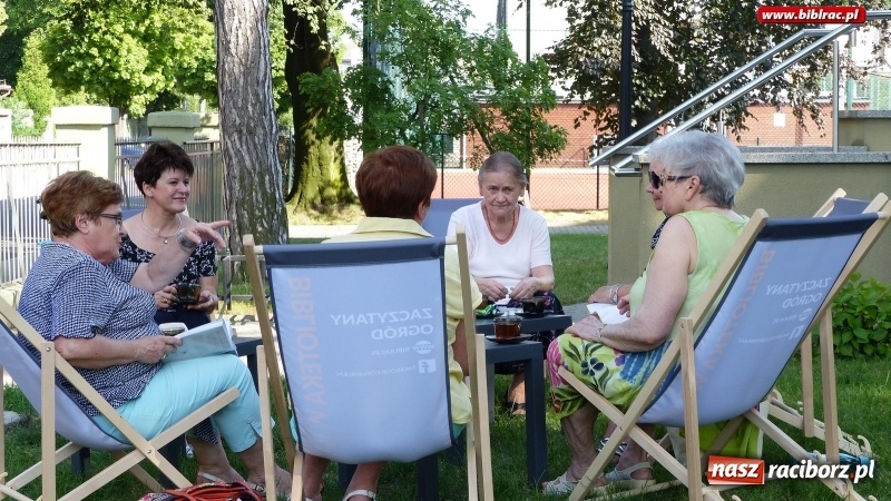 Zdjęcie w galerii na portalu naszraciborz.pl: Spotkania Dyskusyjnych Klubów Książki w Zaczytanym Ogrodzie wiadomości z regionu