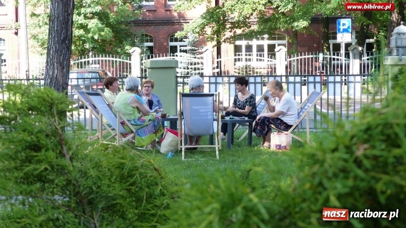 Zdjęcie w galerii na portalu naszraciborz.pl: Spotkania Dyskusyjnych Klubów Książki w Zaczytanym Ogrodzie wiadomości z regionu