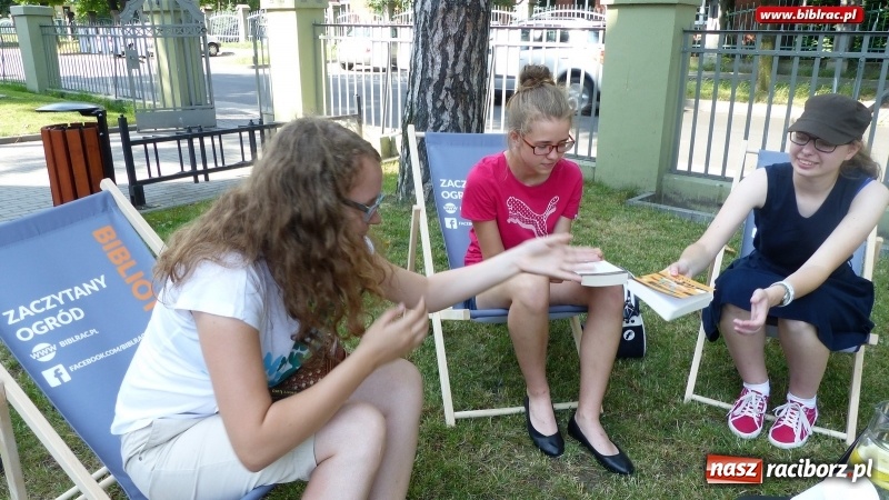 Zdjęcie w galerii na portalu naszraciborz.pl: Spotkania Dyskusyjnych Klubów Książki w Zaczytanym Ogrodzie wiadomości z regionu