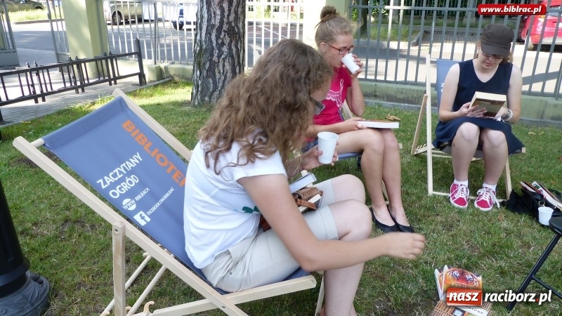 Zdjęcie w galerii na portalu naszraciborz.pl: Spotkania Dyskusyjnych Klubów Książki w Zaczytanym Ogrodzie wiadomości z regionu