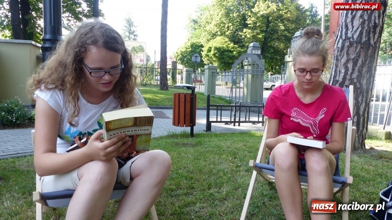 Zdjęcie w galerii na portalu naszraciborz.pl: Spotkania Dyskusyjnych Klubów Książki w Zaczytanym Ogrodzie wiadomości z regionu