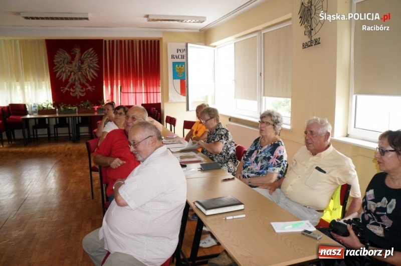 Zdjęcie w galerii na portalu naszraciborz.pl: Raciborscy policjanci debatowali z seniorami na temat bezpieczeństwa wiadomości z regionu