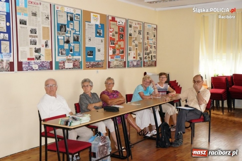 Zdjęcie w galerii na portalu naszraciborz.pl: Raciborscy policjanci debatowali z seniorami na temat bezpieczeństwa wiadomości z regionu
