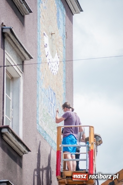 Zdjęcie w galerii na portalu naszraciborz.pl: Witromozaika przy ul. Długiej już po liftingu  wiadomości z regionu