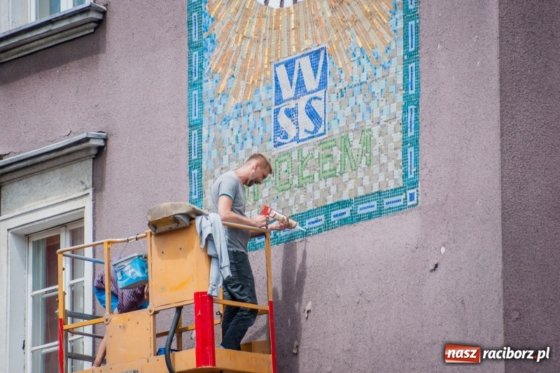 Zdjęcie w galerii na portalu naszraciborz.pl: Witromozaika przy ul. Długiej już po liftingu  wiadomości z regionu