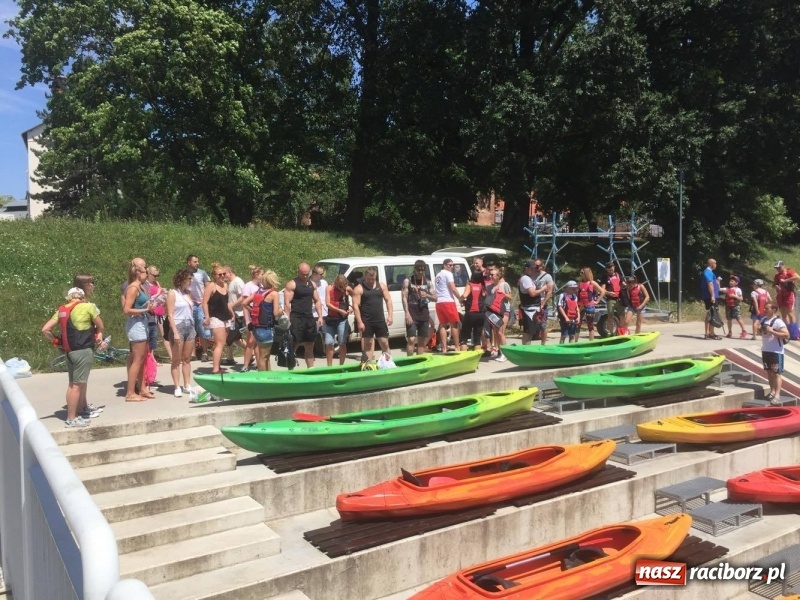 Zdjęcie w galerii na portalu naszraciborz.pl: Kajakowy spływ załogi i klientów Brooklyn Gym wiadomości z regionu