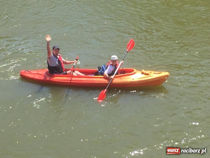 Zdjęcie w galerii na portalu naszraciborz.pl: Kajakowy spływ załogi i klientów Brooklyn Gym wiadomości z regionu