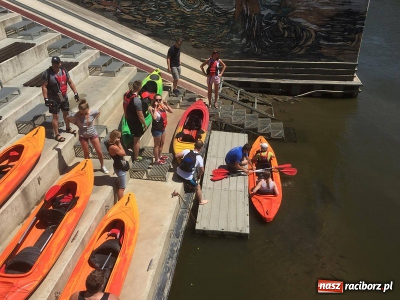 Zdjęcie w galerii na portalu naszraciborz.pl: Kajakowy spływ załogi i klientów Brooklyn Gym wiadomości z regionu