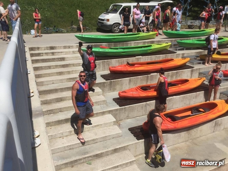 Zdjęcie w galerii na portalu naszraciborz.pl: Kajakowy spływ załogi i klientów Brooklyn Gym wiadomości z regionu