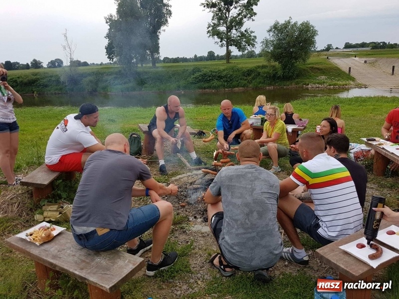 Zdjęcie w galerii na portalu naszraciborz.pl: Kajakowy spływ załogi i klientów Brooklyn Gym wiadomości z regionu