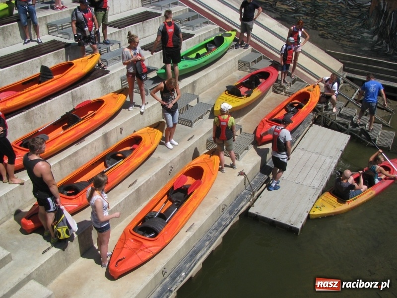 Zdjęcie w galerii na portalu naszraciborz.pl: Kajakowy spływ załogi i klientów Brooklyn Gym wiadomości z regionu