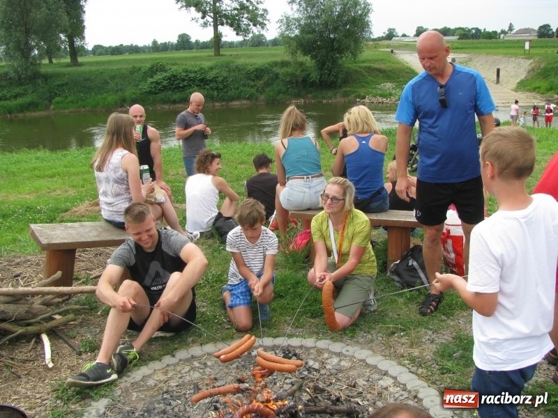 Zdjęcie w galerii na portalu naszraciborz.pl: Kajakowy spływ załogi i klientów Brooklyn Gym wiadomości z regionu