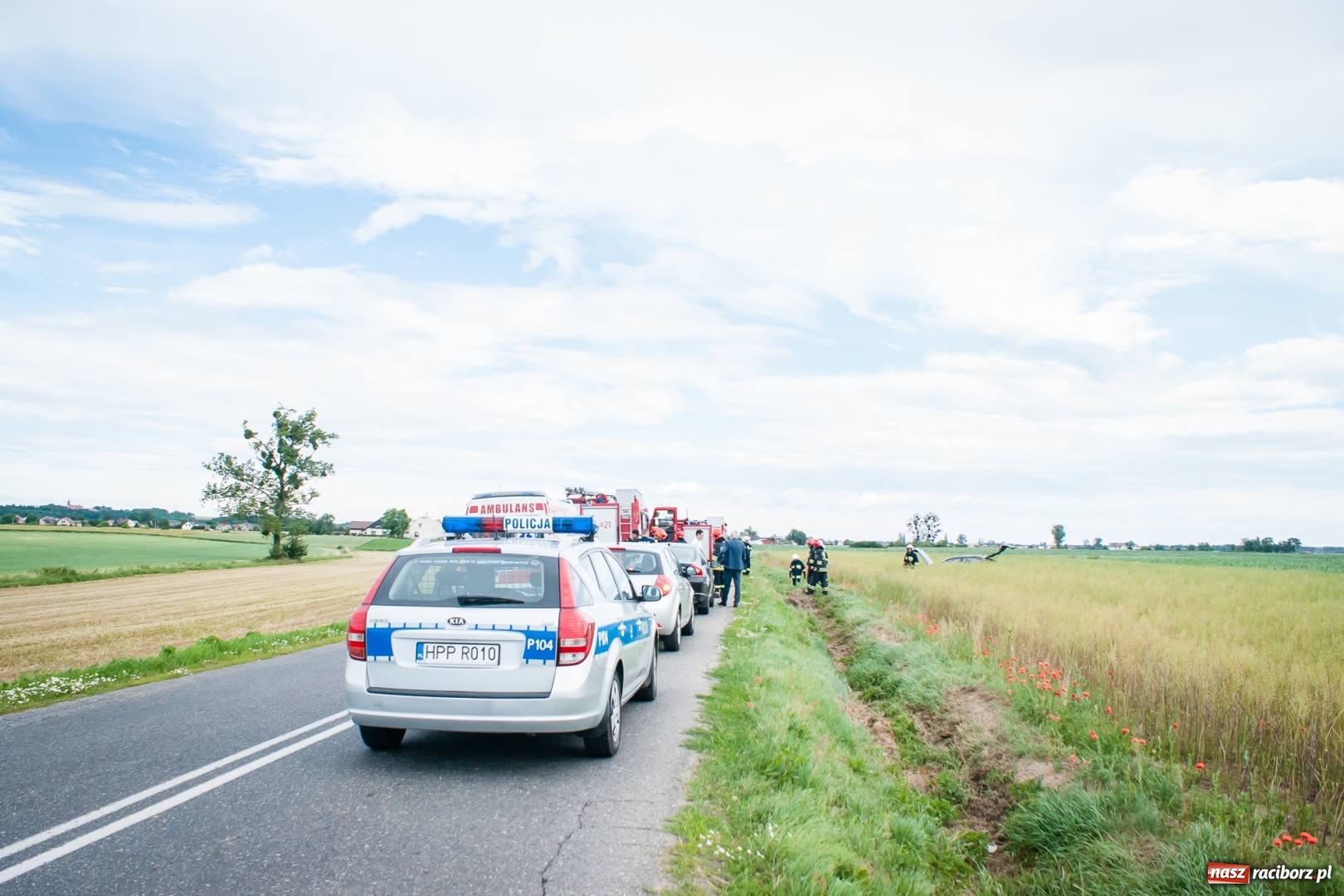 Zdjęcie w galerii na portalu naszraciborz.pl: Dachowanie na trasie Racibórz - Zawada Książęca. Jedna osoba w szpitalu wiadomości z regionu