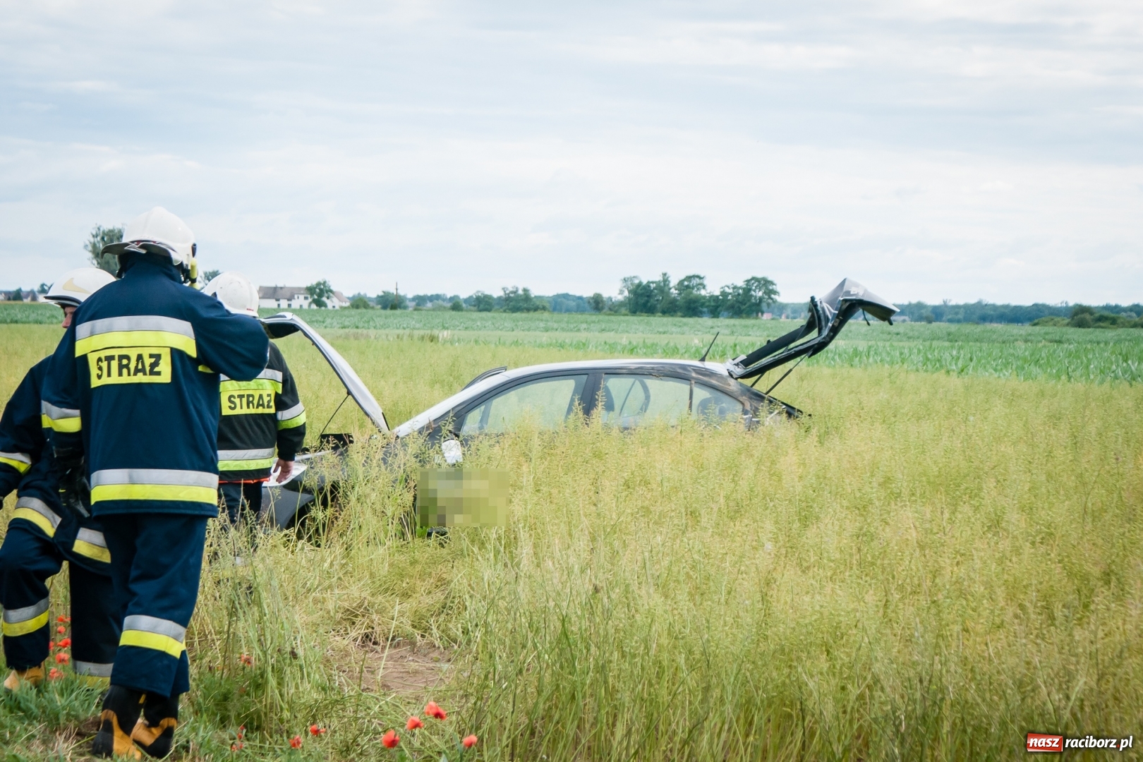 Zdjęcie w galerii na portalu naszraciborz.pl: Dachowanie na trasie Racibórz - Zawada Książęca. Jedna osoba w szpitalu wiadomości z regionu