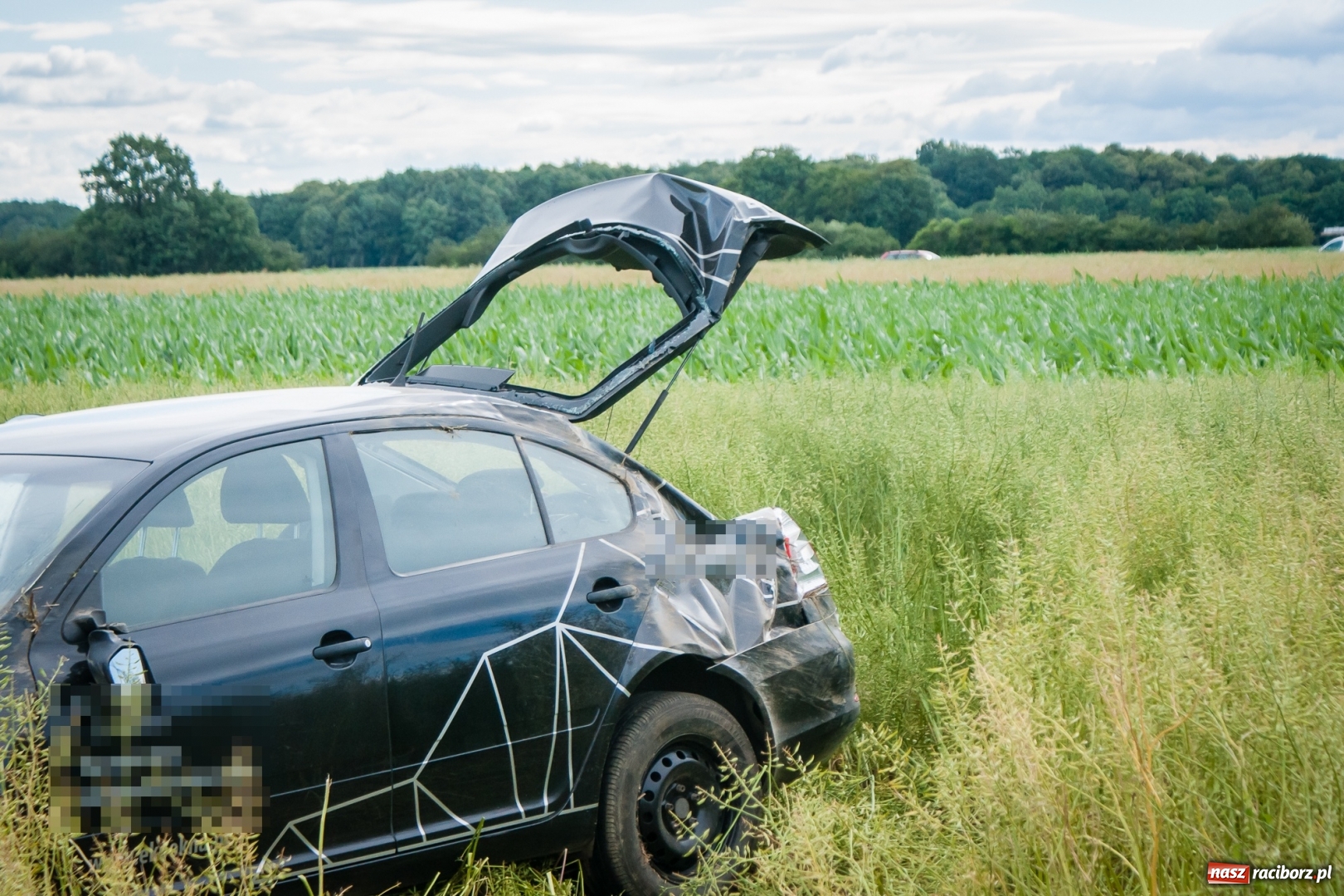 Zdjęcie w galerii na portalu naszraciborz.pl: Dachowanie na trasie Racibórz - Zawada Książęca. Jedna osoba w szpitalu wiadomości z regionu