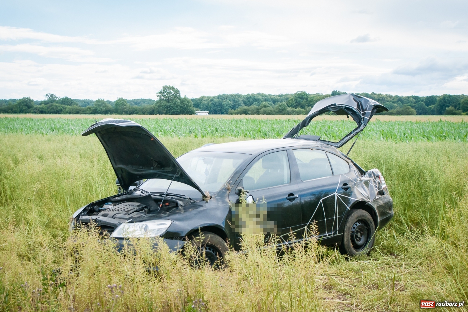 Zdjęcie w galerii na portalu naszraciborz.pl: Dachowanie na trasie Racibórz - Zawada Książęca. Jedna osoba w szpitalu wiadomości z regionu