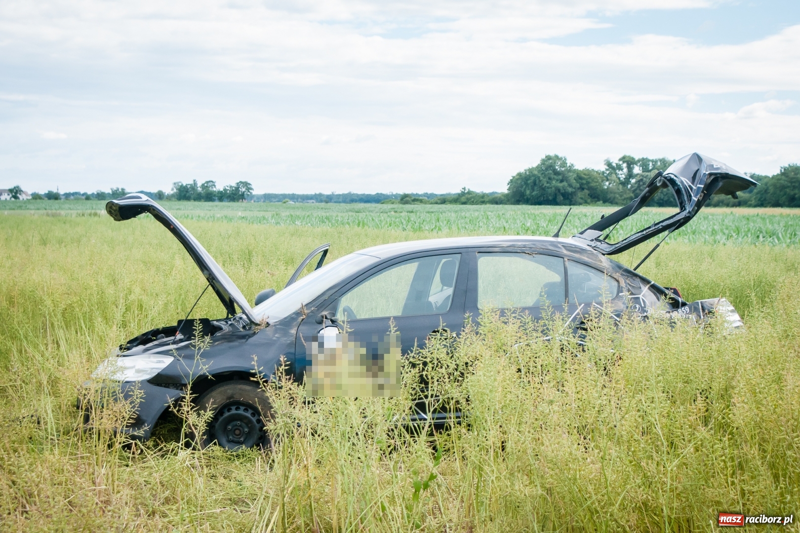 Zdjęcie w galerii na portalu naszraciborz.pl: Dachowanie na trasie Racibórz - Zawada Książęca. Jedna osoba w szpitalu wiadomości z regionu