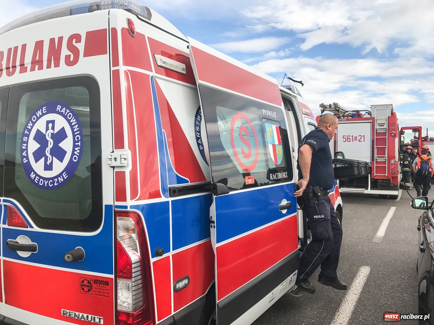 Zdjęcie w galerii na portalu naszraciborz.pl: Dachowanie na trasie Racibórz - Zawada Książęca. Jedna osoba w szpitalu wiadomości z regionu