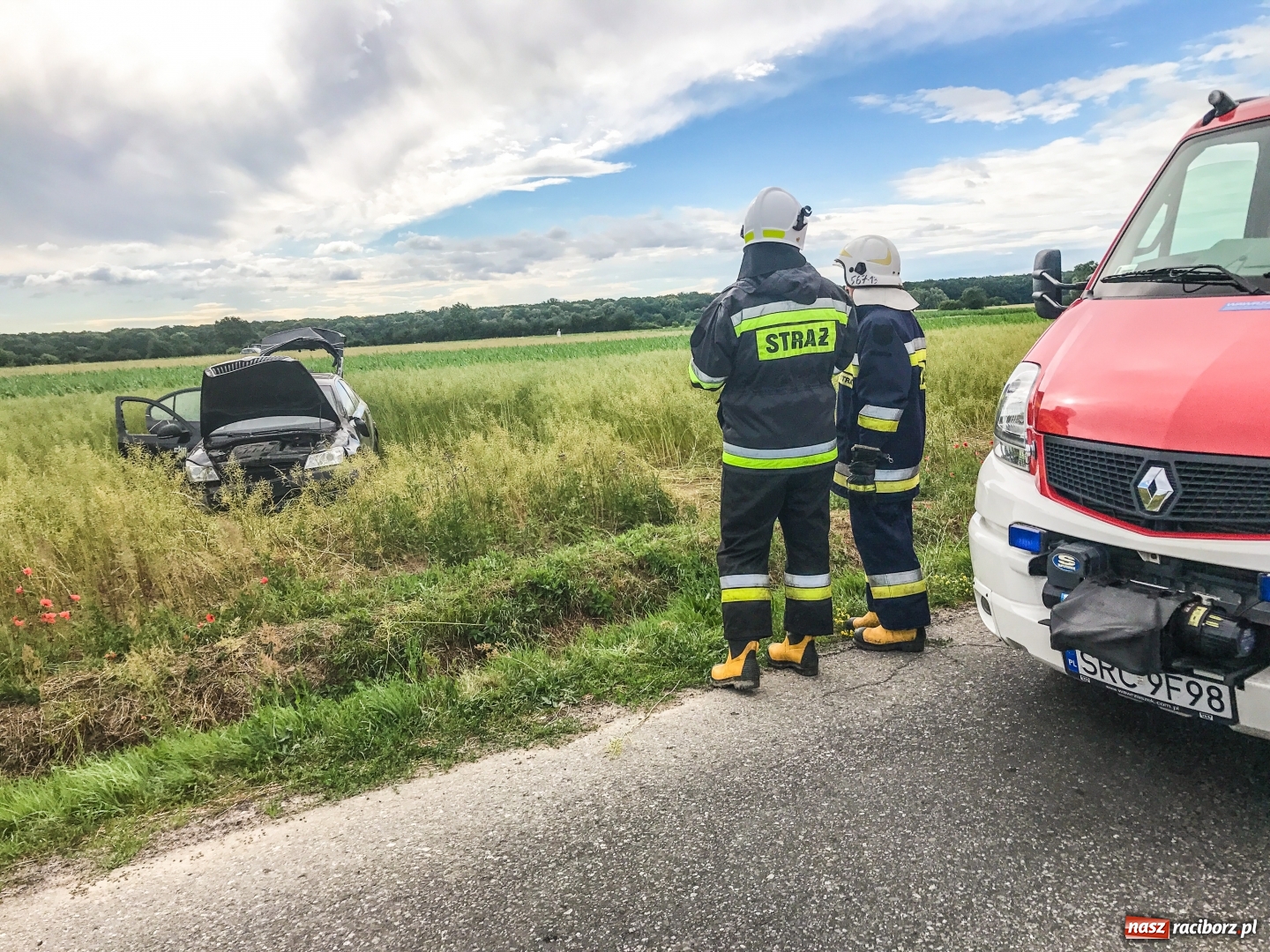Zdjęcie w galerii na portalu naszraciborz.pl: Dachowanie na trasie Racibórz - Zawada Książęca. Jedna osoba w szpitalu wiadomości z regionu