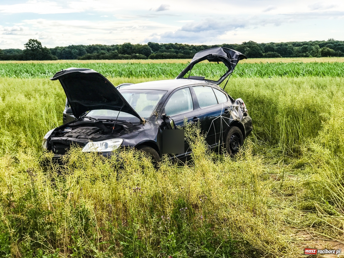 Zdjęcie w galerii na portalu naszraciborz.pl: Dachowanie na trasie Racibórz - Zawada Książęca. Jedna osoba w szpitalu wiadomości z regionu