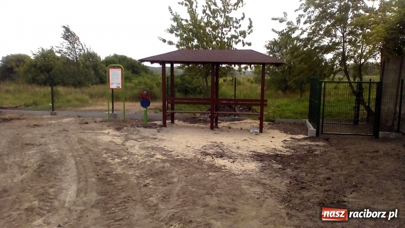 Zdjęcie w galerii na portalu naszraciborz.pl: Na Ostrogu powstał plac dla psów wiadomości z regionu