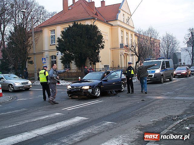 Zdjęcie w galerii na portalu naszraciborz.pl: Nie ustąpił pierwszeństwa, uderzył w opla wiadomości z regionu