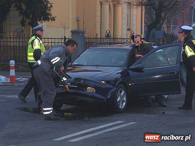 Zdjęcie w galerii na portalu naszraciborz.pl: Nie ustąpił pierwszeństwa, uderzył w opla wiadomości z regionu