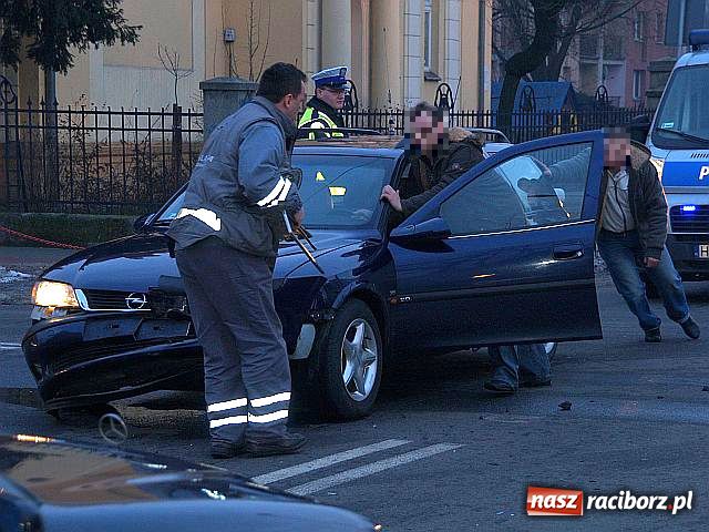 Zdjęcie w galerii na portalu naszraciborz.pl: Nie ustąpił pierwszeństwa, uderzył w opla wiadomości z regionu