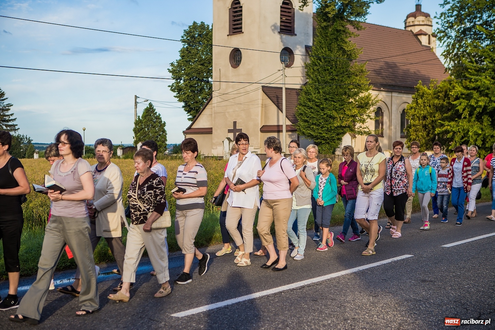 Zdjęcie w galerii na portalu naszraciborz.pl: Pielgrzymka parafii z Bojanowa do Matki Bożej wiadomości z regionu