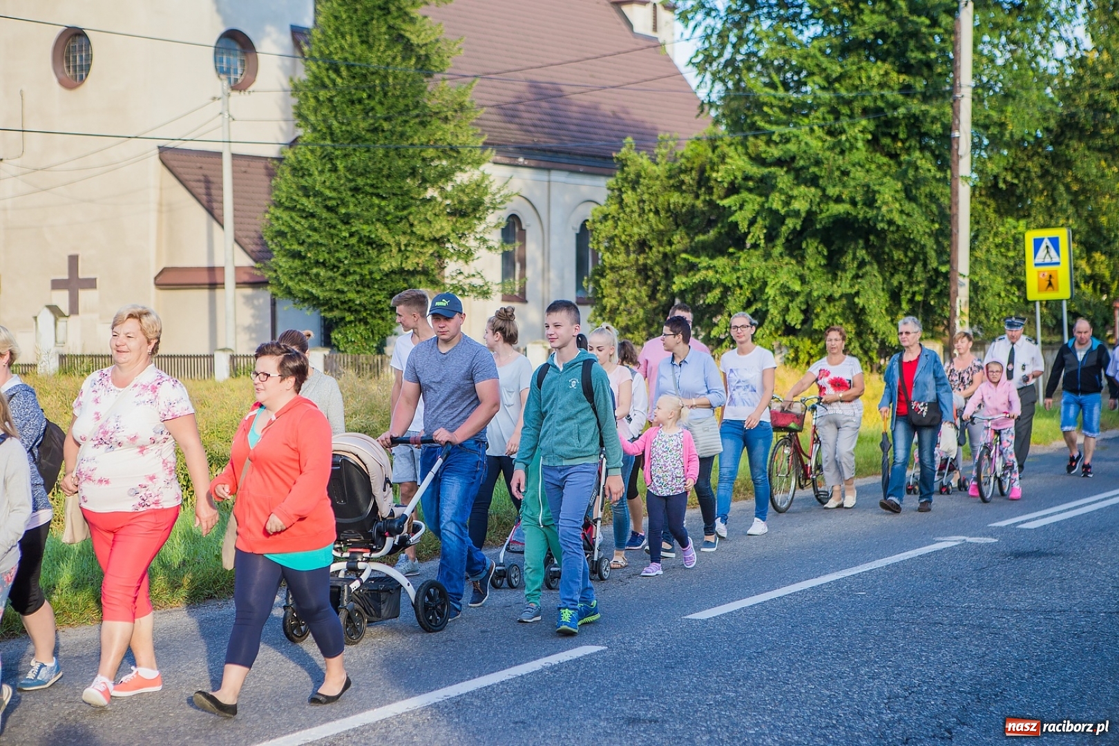 Zdjęcie w galerii na portalu naszraciborz.pl: Pielgrzymka parafii z Bojanowa do Matki Bożej wiadomości z regionu