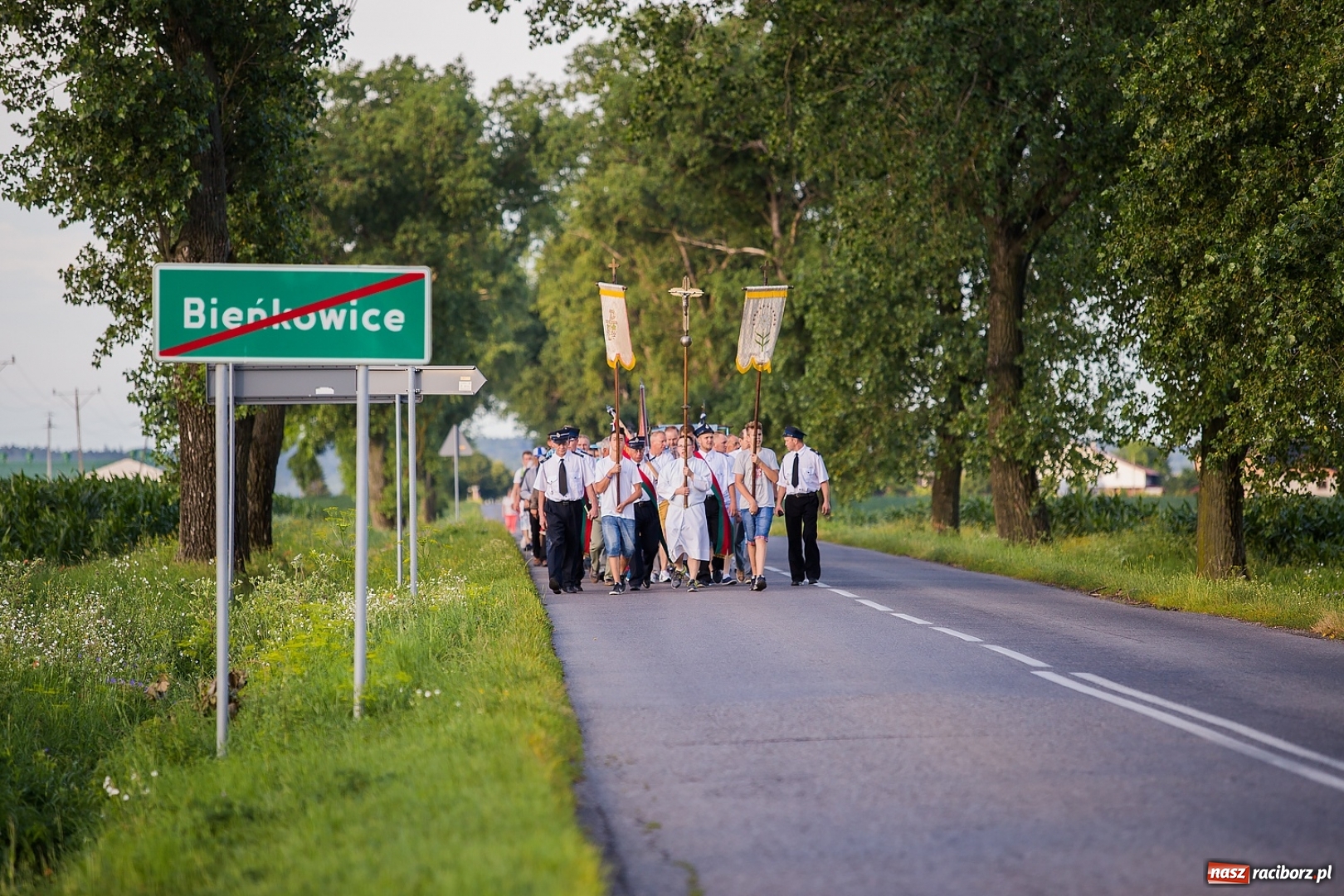 Zdjęcie w galerii na portalu naszraciborz.pl: Pielgrzymka parafii z Bojanowa do Matki Bożej wiadomości z regionu