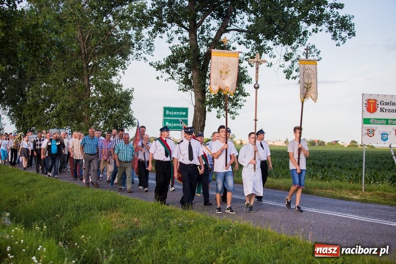 Zdjęcie w galerii na portalu naszraciborz.pl: Pielgrzymka parafii z Bojanowa do Matki Bożej wiadomości z regionu