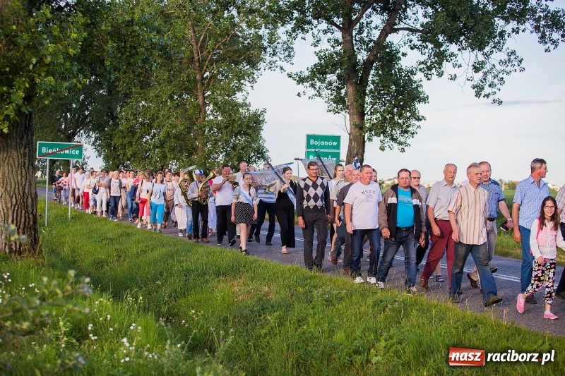 Zdjęcie w galerii na portalu naszraciborz.pl: Pielgrzymka parafii z Bojanowa do Matki Bożej wiadomości z regionu