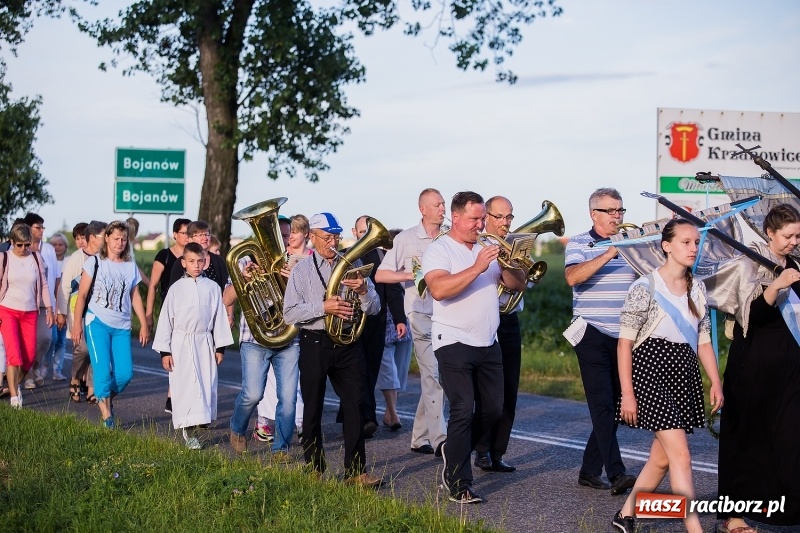 Zdjęcie w galerii na portalu naszraciborz.pl: Pielgrzymka parafii z Bojanowa do Matki Bożej wiadomości z regionu