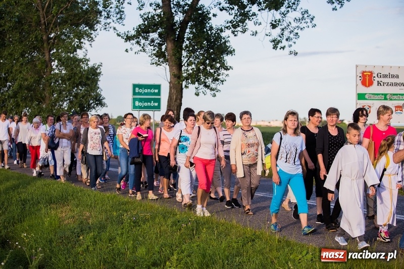 Zdjęcie w galerii na portalu naszraciborz.pl: Pielgrzymka parafii z Bojanowa do Matki Bożej wiadomości z regionu