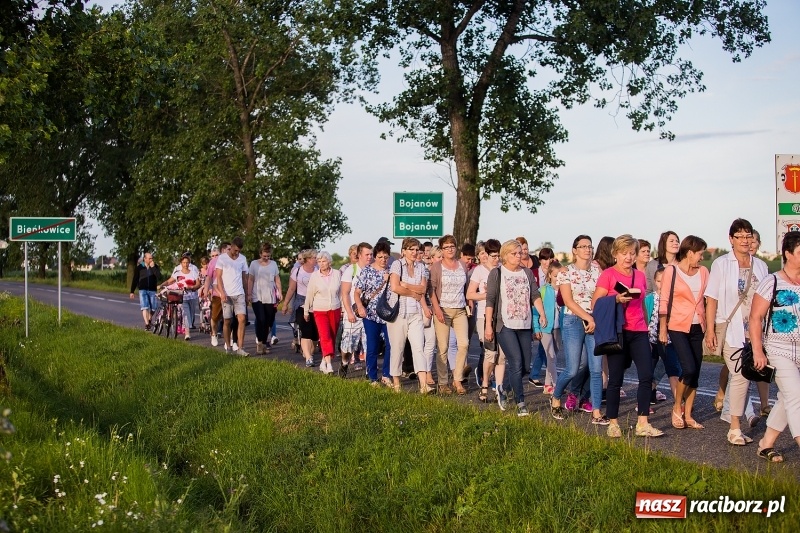 Zdjęcie w galerii na portalu naszraciborz.pl: Pielgrzymka parafii z Bojanowa do Matki Bożej wiadomości z regionu