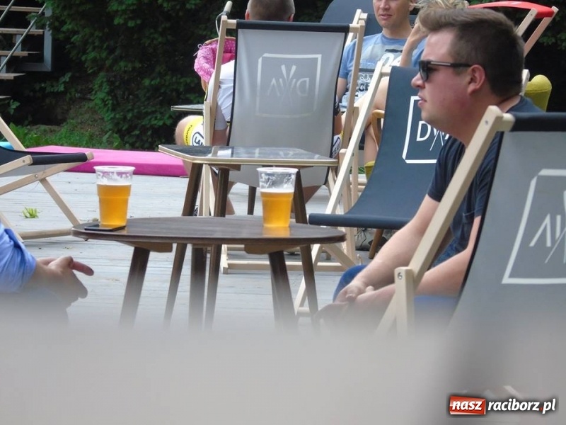 Zdjęcie w galerii na portalu naszraciborz.pl: Dwa Wiosła zapraszają na złociste z pianką wiadomości z regionu