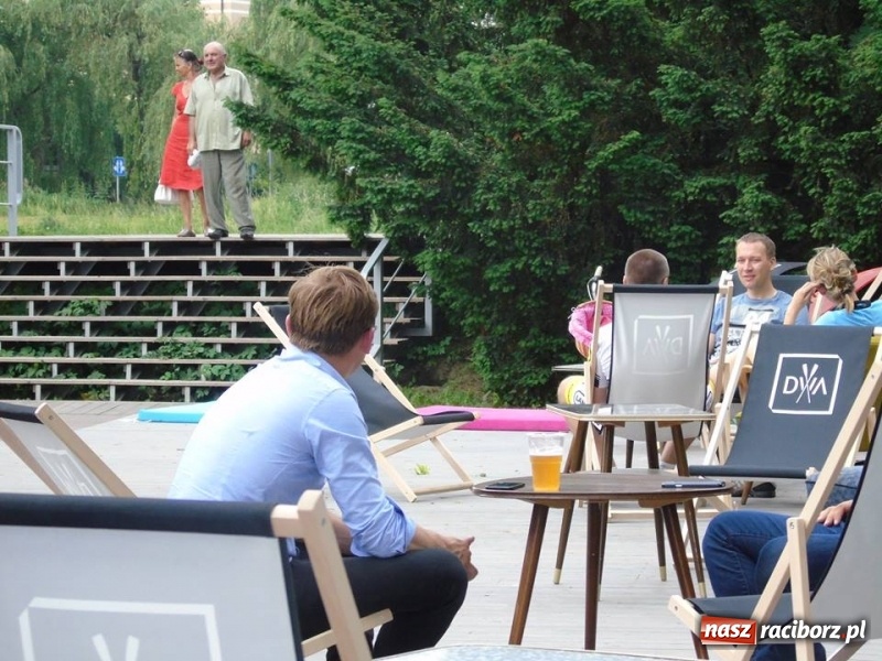 Zdjęcie w galerii na portalu naszraciborz.pl: Dwa Wiosła zapraszają na złociste z pianką wiadomości z regionu