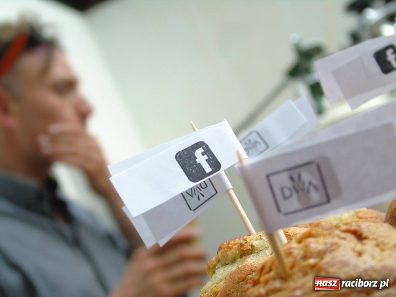 Zdjęcie w galerii na portalu naszraciborz.pl: Dwa Wiosła zapraszają na złociste z pianką wiadomości z regionu