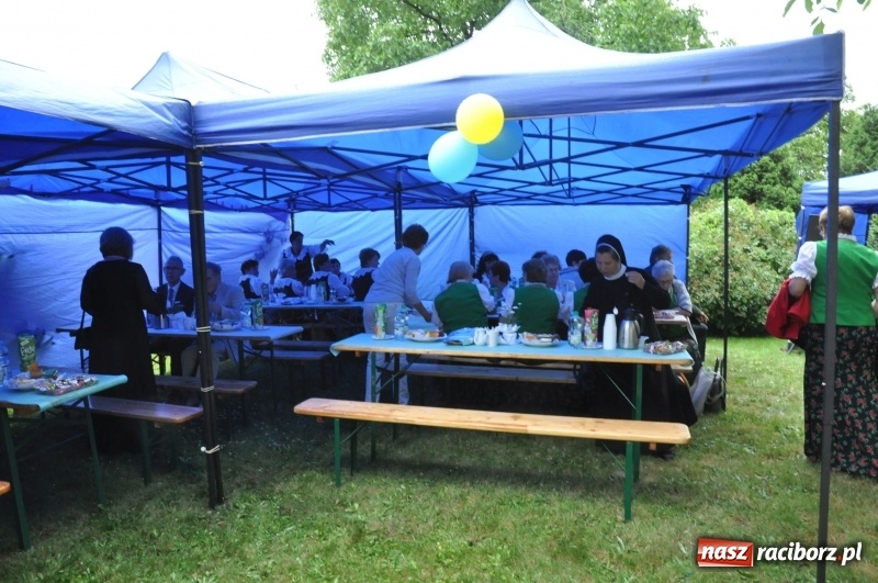 Zdjęcie w galerii na portalu naszraciborz.pl: Parafia w Brzeziu świętuje dziś 100-lecie obecności Sióstr Maryi Niepokalanej wiadomości z regionu