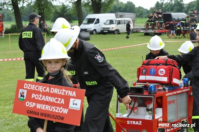 Zdjęcie w galerii na portalu naszraciborz.pl: Parada sikawek konnych w Bieńkowicach wiadomości z regionu