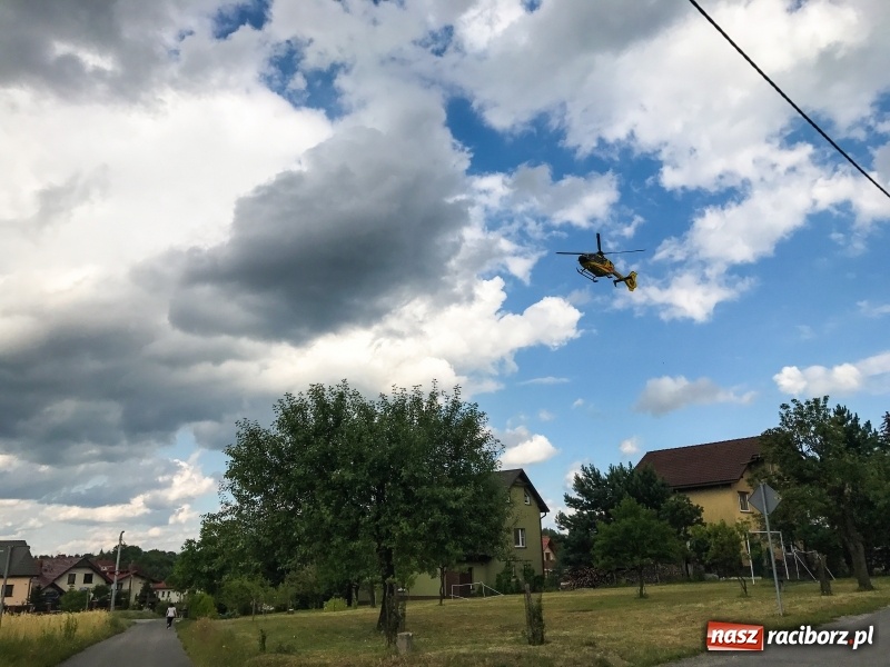 Zdjęcie w galerii na portalu naszraciborz.pl: W Brzeziu interweniowało lotnicze pogotowie ratunkowe. Poszkodowane dziecko wiadomości z regionu