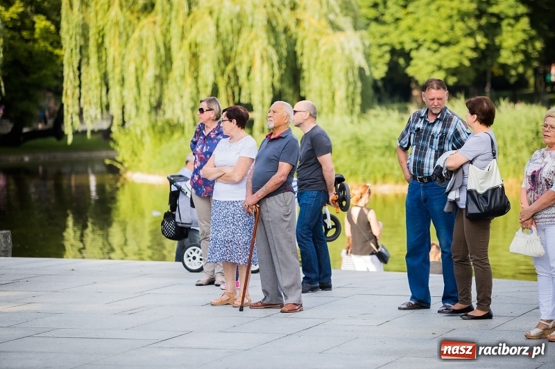 Zdjęcie w galerii na portalu naszraciborz.pl: Ruszyły koncerty letnie w parku Roth wiadomości z regionu