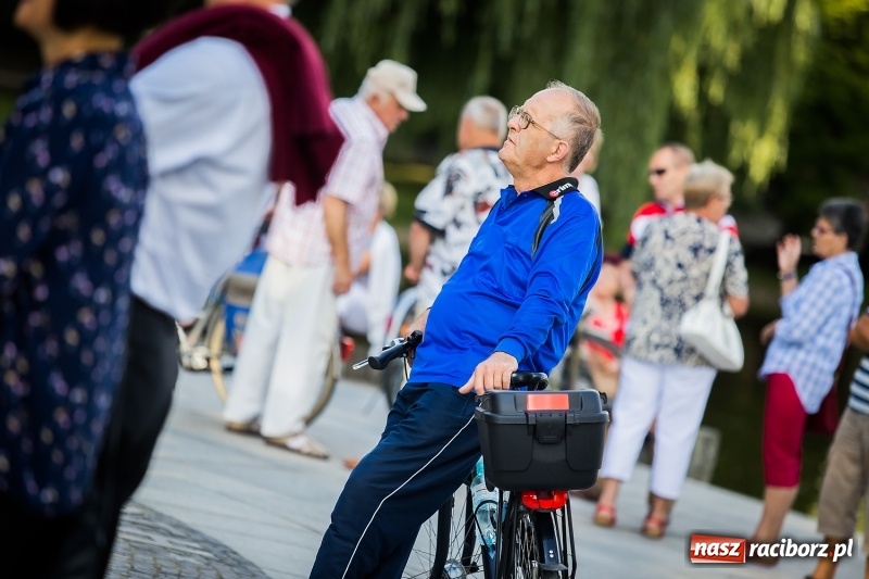 Zdjęcie w galerii na portalu naszraciborz.pl: Ruszyły koncerty letnie w parku Roth wiadomości z regionu