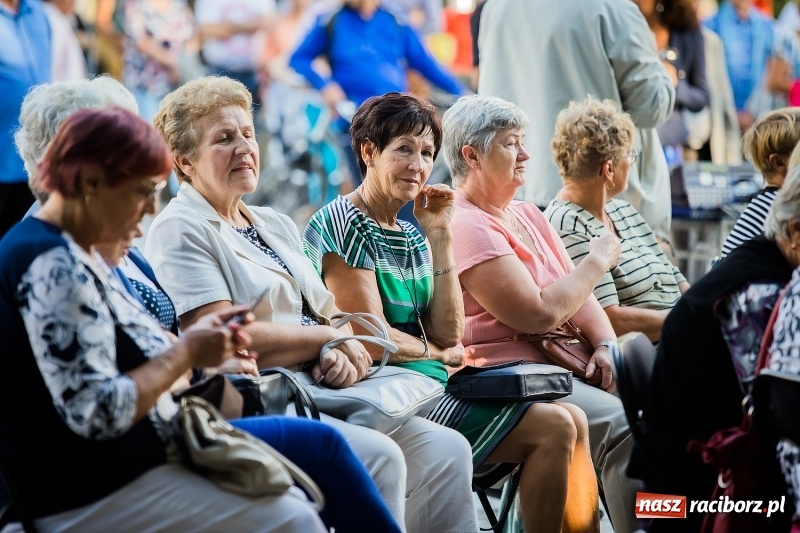 Zdjęcie w galerii na portalu naszraciborz.pl: Ruszyły koncerty letnie w parku Roth wiadomości z regionu