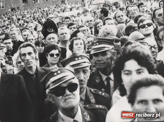 Zdjęcie w galerii na portalu naszraciborz.pl: Matka Polka z trojgiem dzieci? wiadomości z regionu