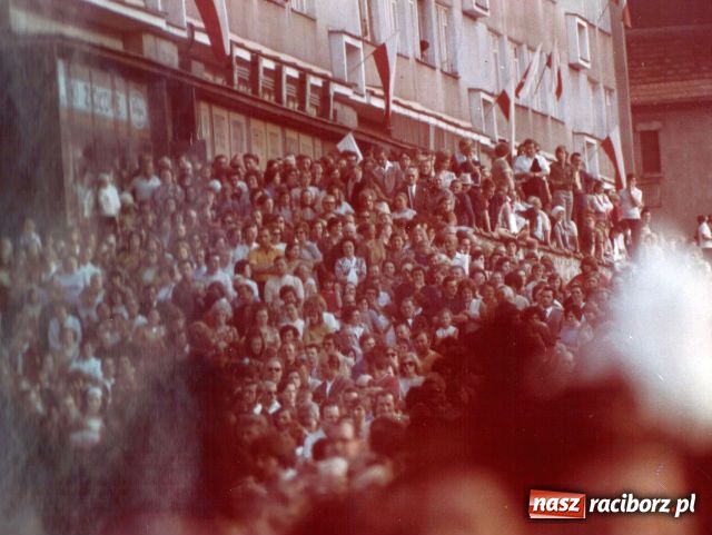 Zdjęcie w galerii na portalu naszraciborz.pl: Matka Polka z trojgiem dzieci? wiadomości z regionu