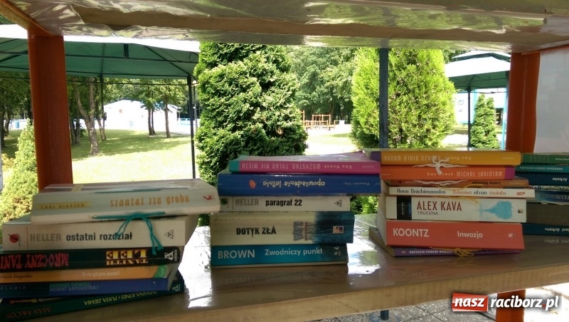 Zdjęcie w galerii na portalu naszraciborz.pl: Letnie książkobranie na basenie w Oborze  wiadomości z regionu