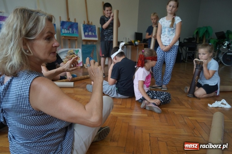 Zdjęcie w galerii na portalu naszraciborz.pl: Ona czaruje młodzież - Australia tematem zajęć teatralnych w Nędzy  wiadomości z regionu